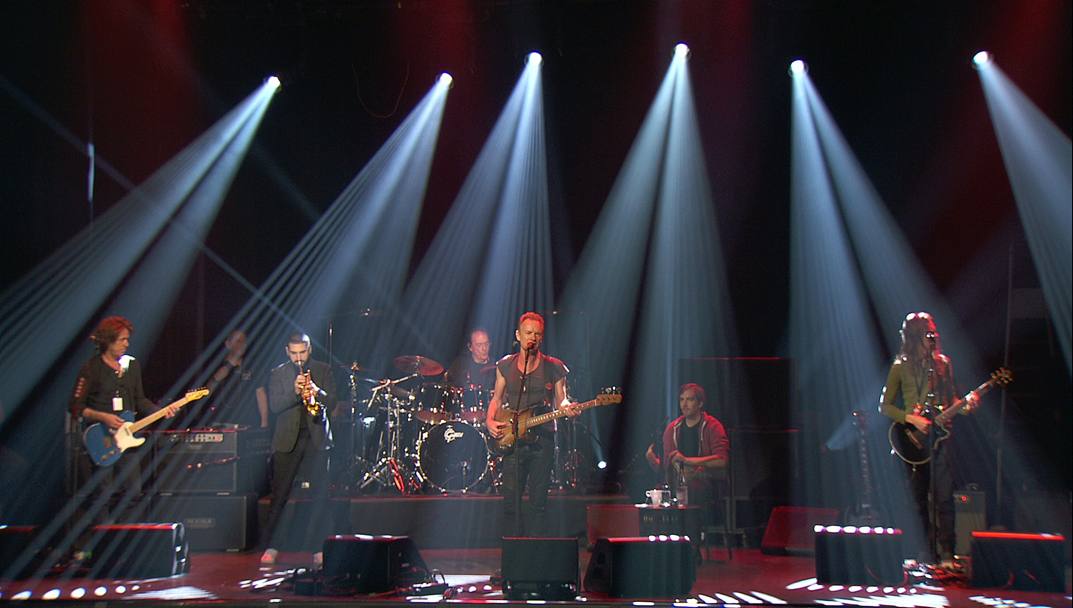 Sting sul palco del Bataclan per il concerto che riapre la sala da spettacolo parigina a un anno dai tragici attentati del 13 novembre 2015 dove vennero uccise 90 persone. Reuters